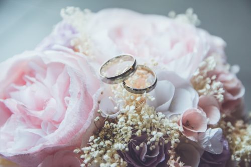 結婚式で使用する指輪の画像
